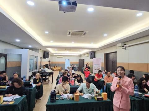 DCK short-video class in progress with a full room of participants
