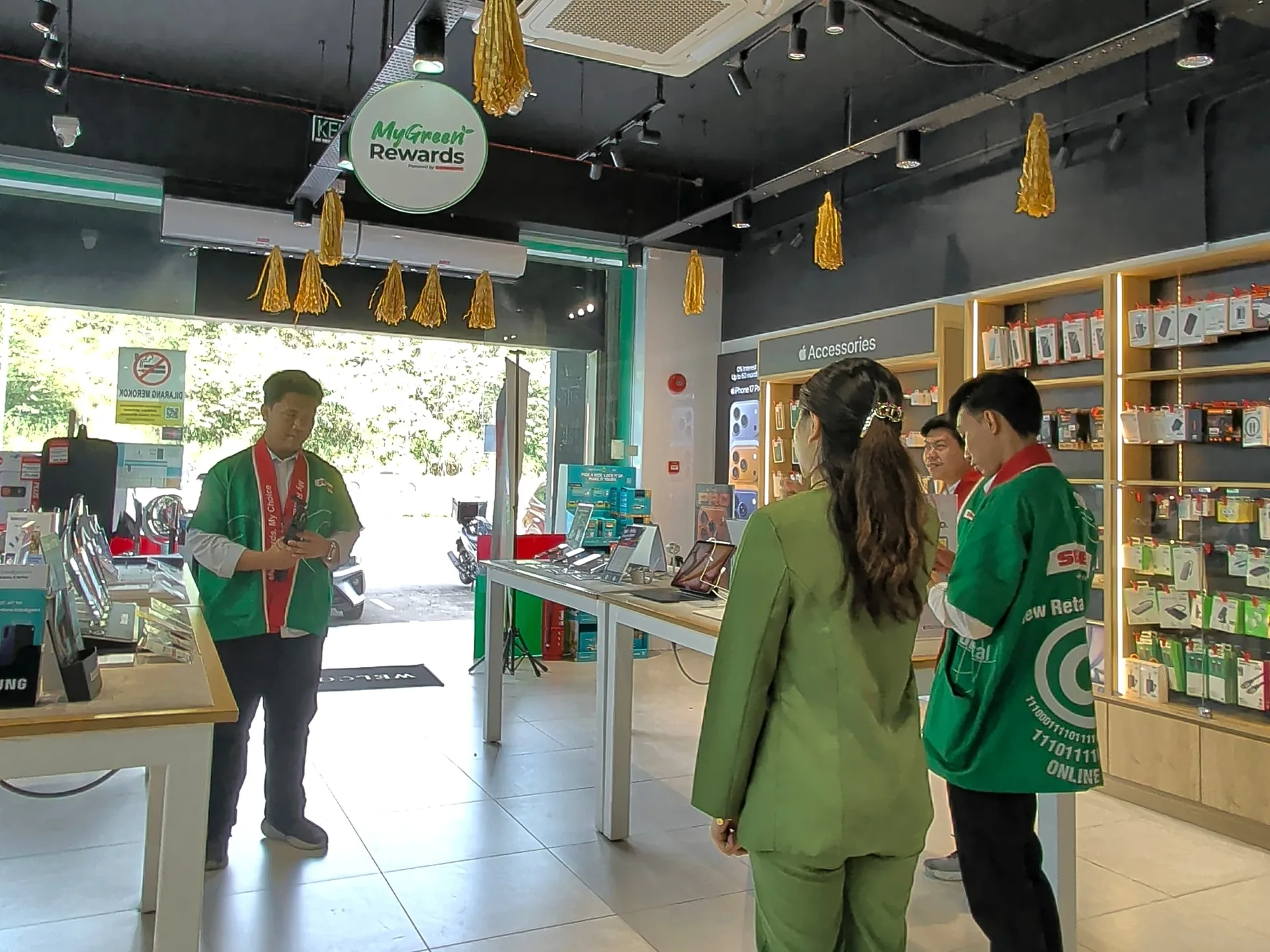 DCK trainer conducting an ecommerce operations exercise with retail staff
