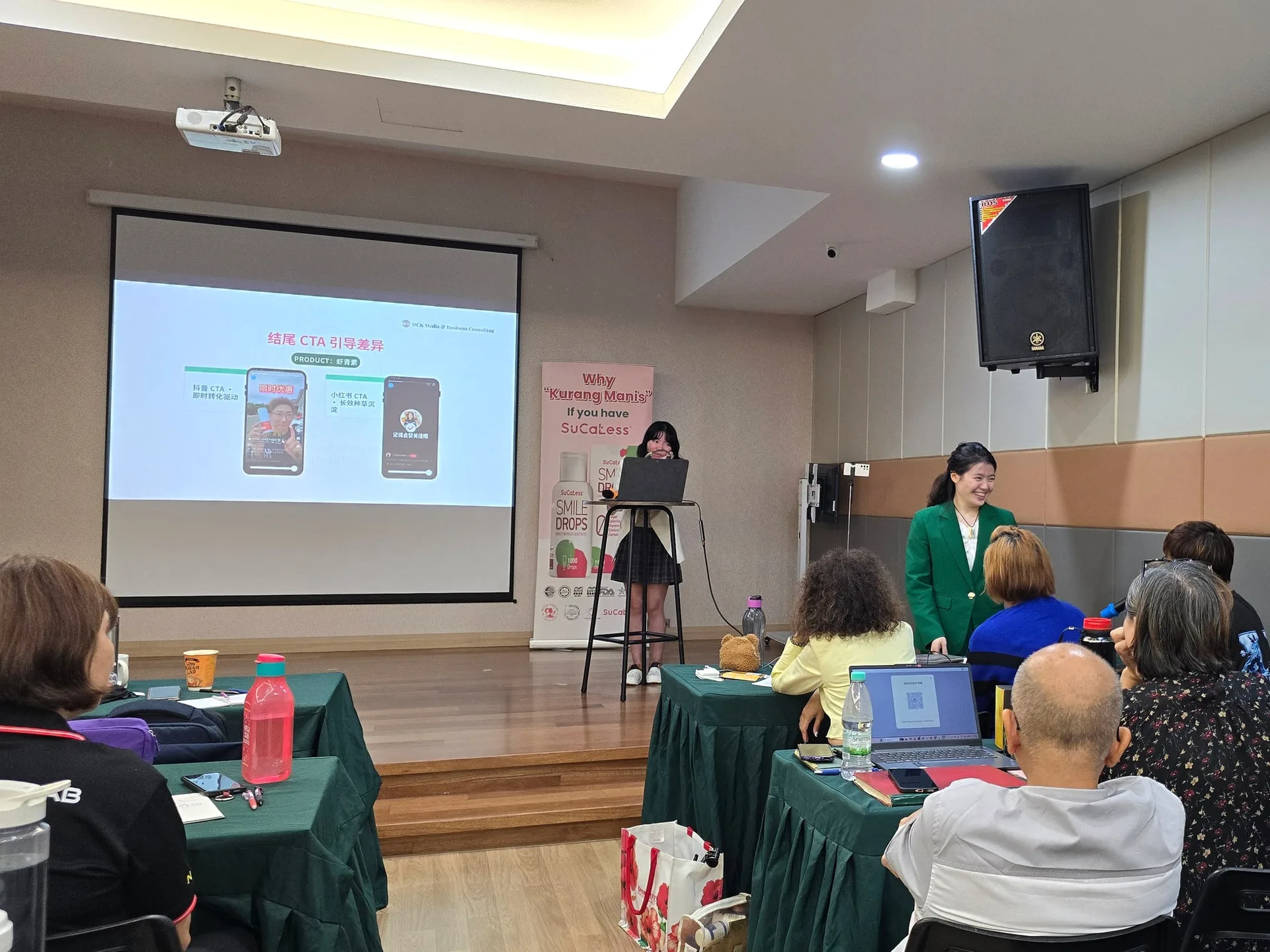 DCK trainer presenting a digital campaign measurement lesson to business owners