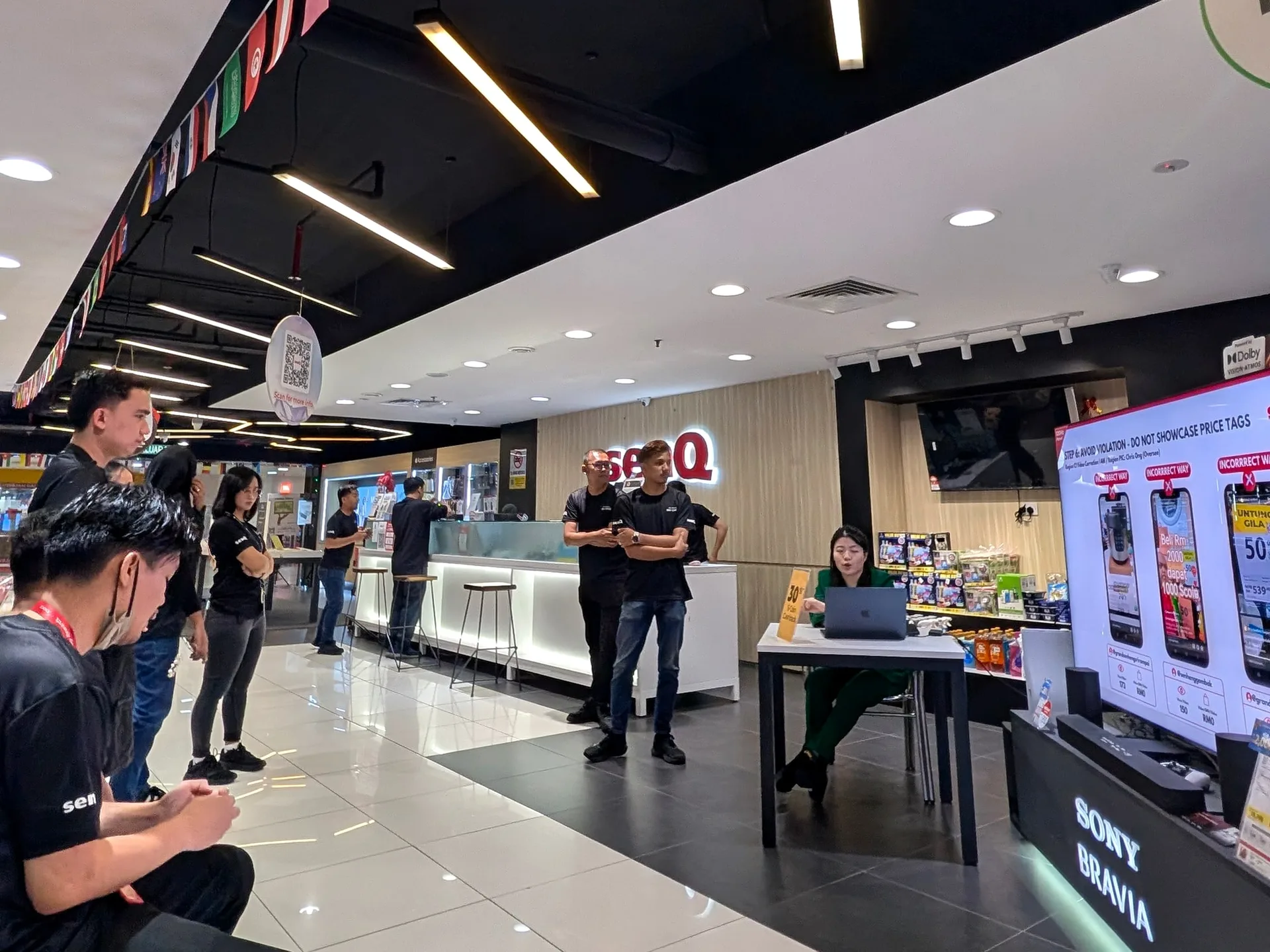 DCK trainer leading a live content-production workshop with a retail team