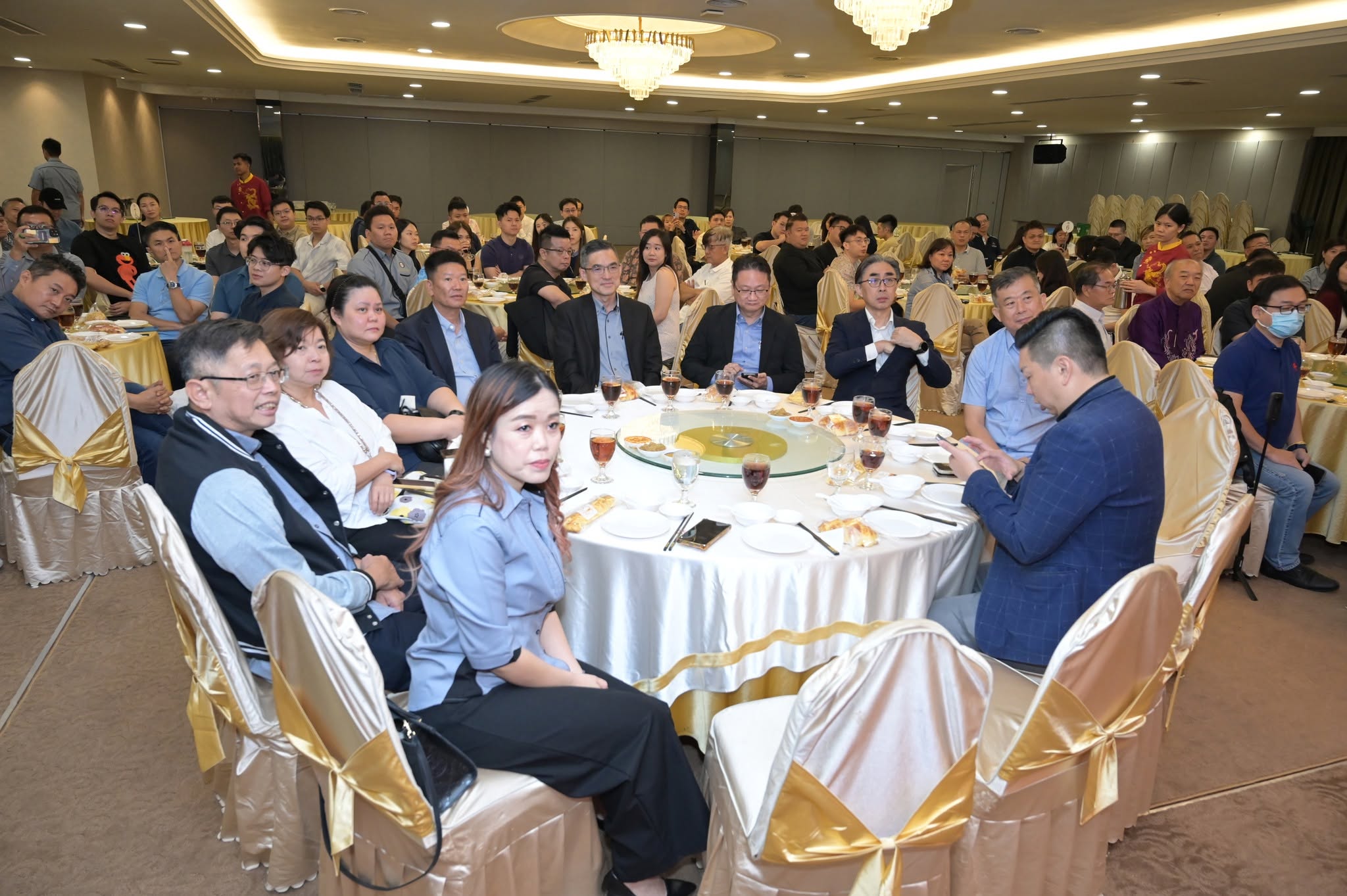Members seated at round tables during a Klang business dinner
